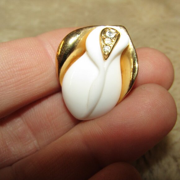 Vintage K.J.L. for Avon White Rose Bud Earrings - Picture 3 of 5